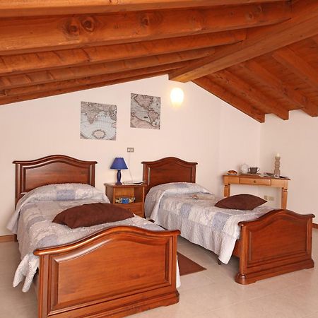 Corte degli Olivi Appartamenti Manerba del Garda Camera foto