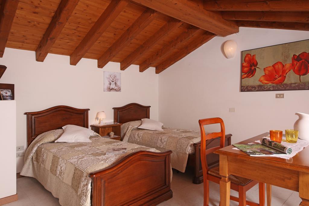 Corte degli Olivi Appartamenti Manerba del Garda Esterno foto