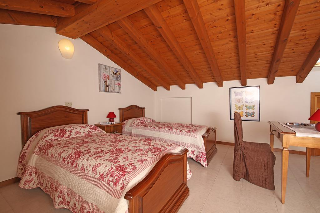 Corte degli Olivi Appartamenti Manerba del Garda Esterno foto