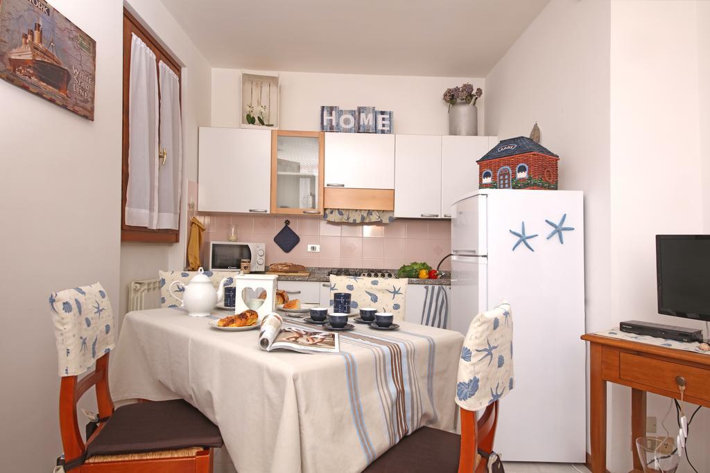 Corte degli Olivi Appartamenti Manerba del Garda Esterno foto
