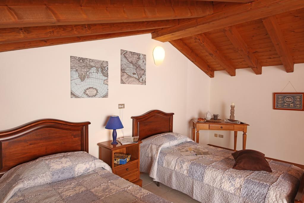 Corte degli Olivi Appartamenti Manerba del Garda Esterno foto