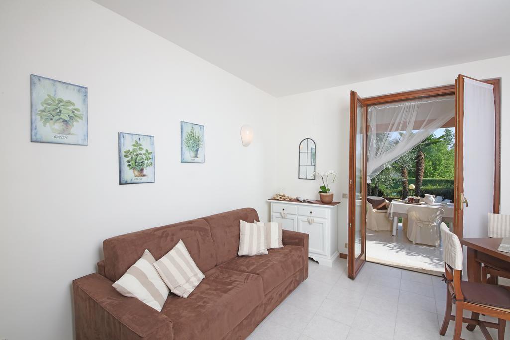 Corte degli Olivi Appartamenti Manerba del Garda Esterno foto