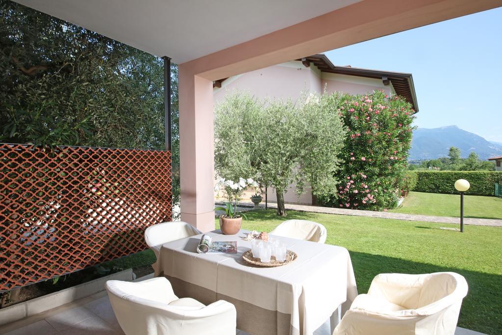 Corte degli Olivi Appartamenti Manerba del Garda Esterno foto