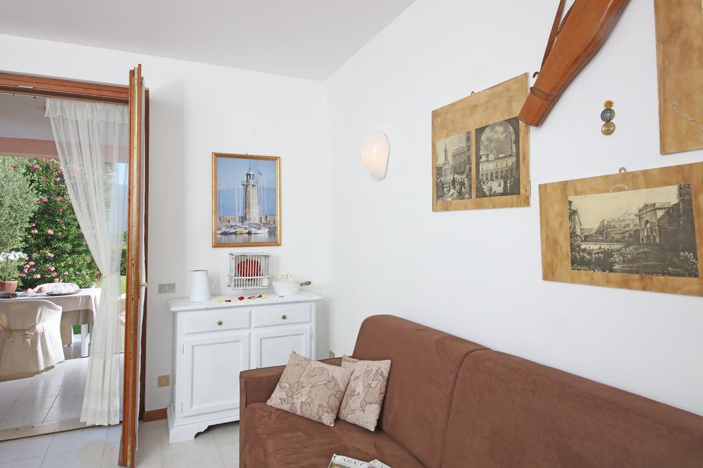 Corte degli Olivi Appartamenti Manerba del Garda Esterno foto
