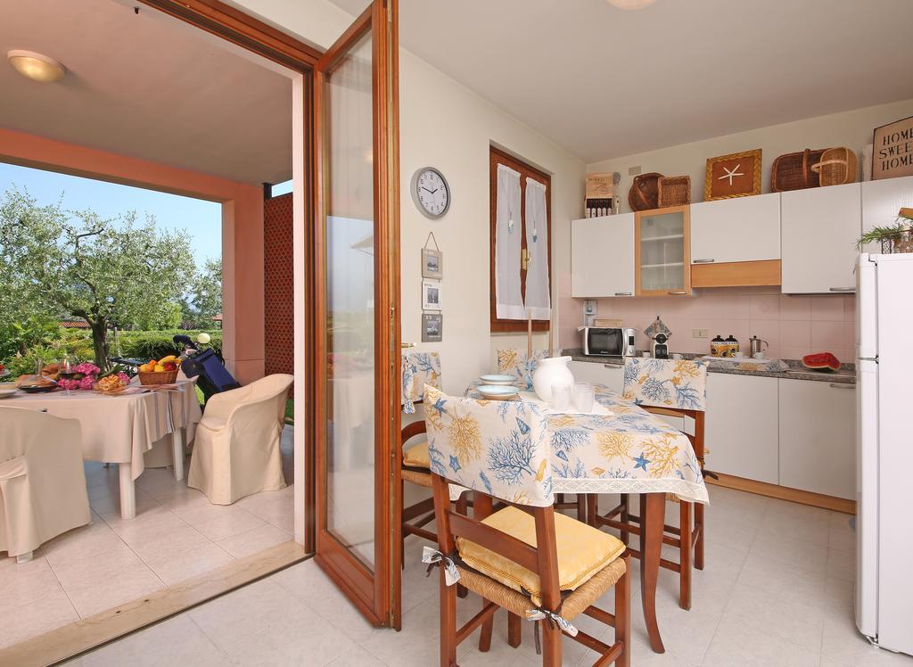 Corte degli Olivi Appartamenti Manerba del Garda Esterno foto